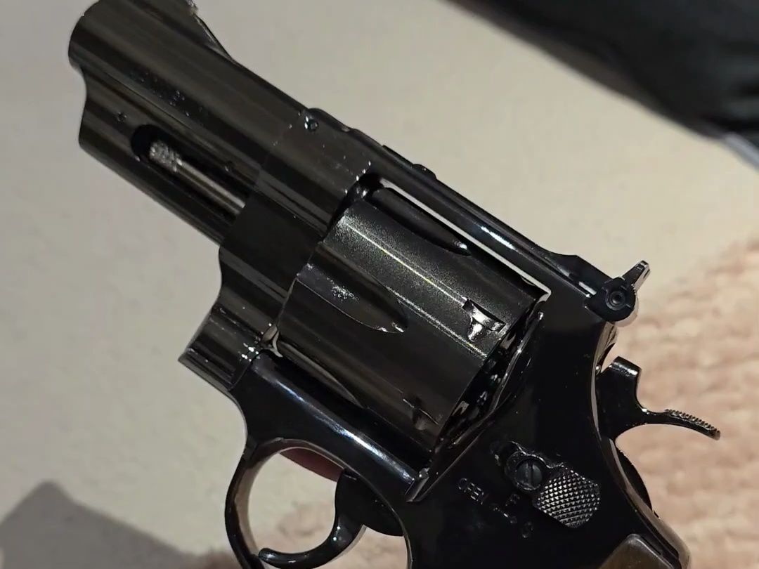 一把看起来很润的小左轮