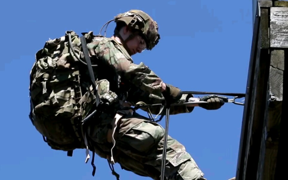 美军第十山地师攀爬技能锻炼