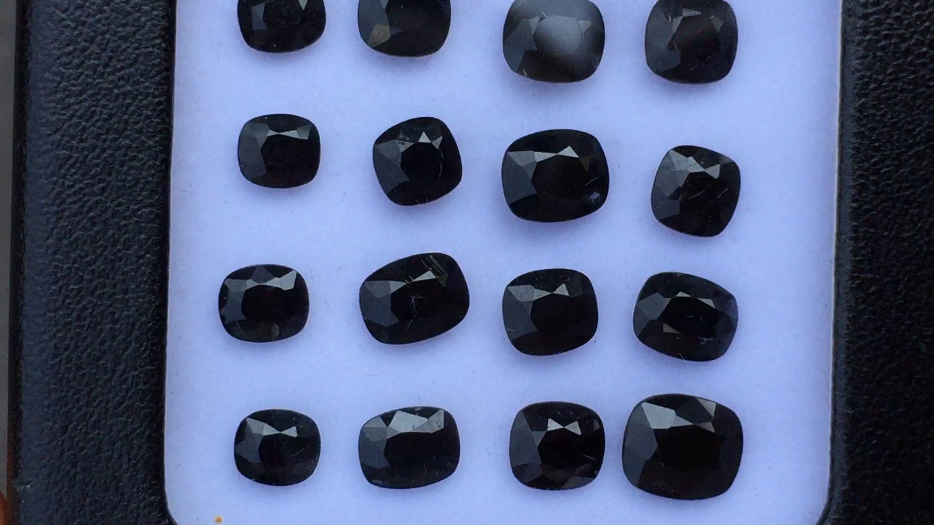 世界级稀有宝石----蓝硅硼钙石