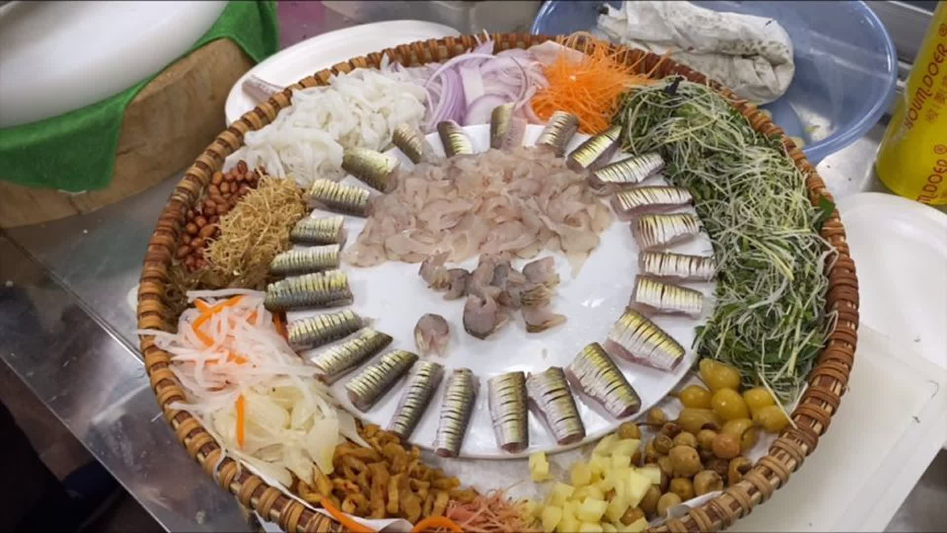 蓝刀鱼做鱼生应该是最容易学着做的了,不过牙不好的就不要尝试了