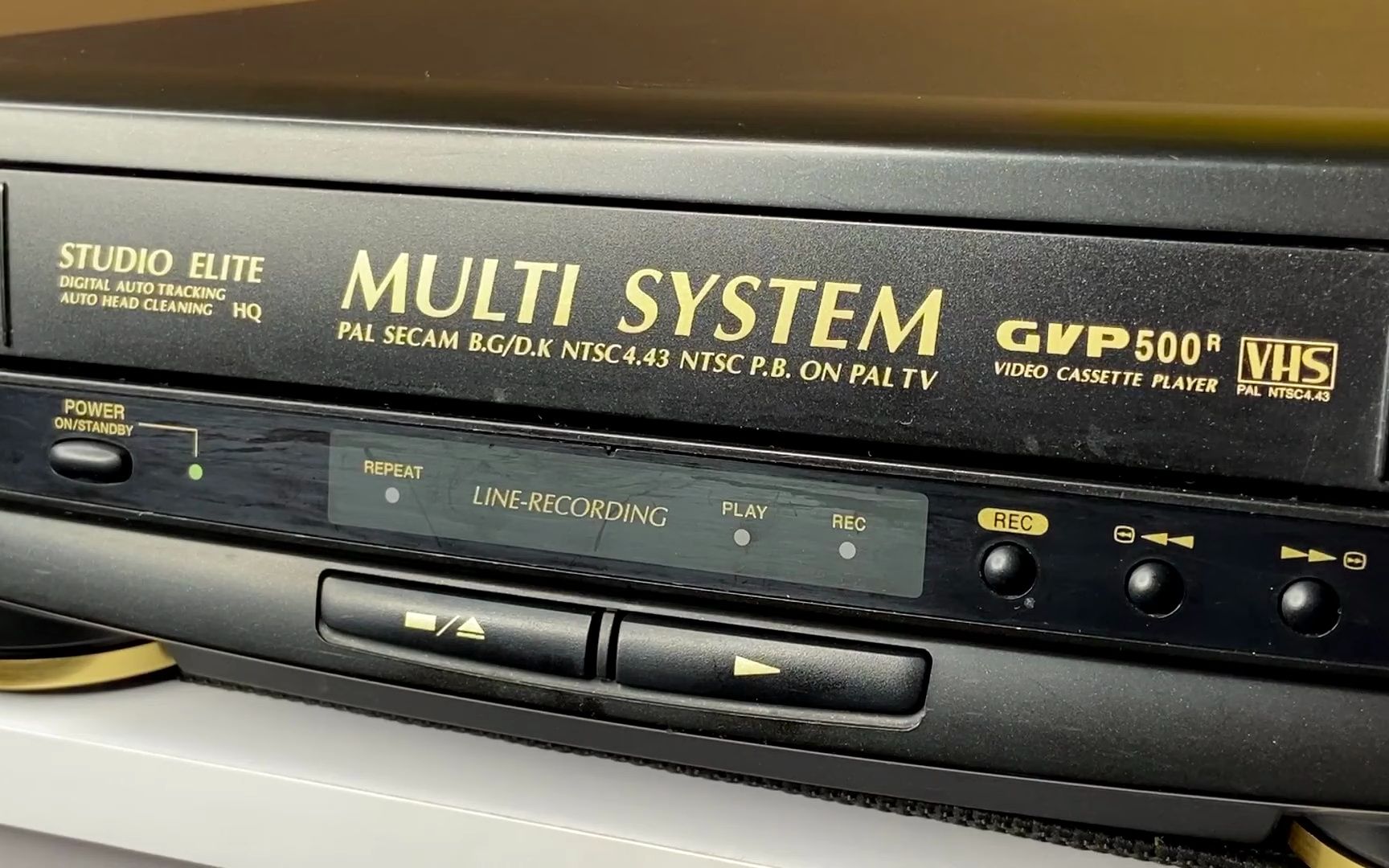 童年的朋友 - 录像机和 vhs 录像带 | 插入,弹出,倒带