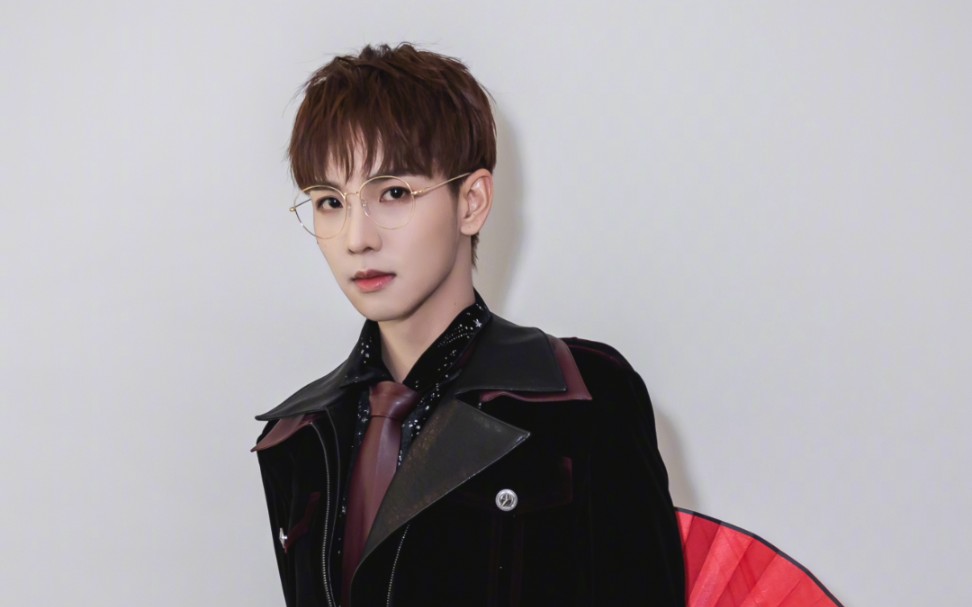 初生无畏 陈情男团 清楚的看到扇子是从哪里拿出来的了!