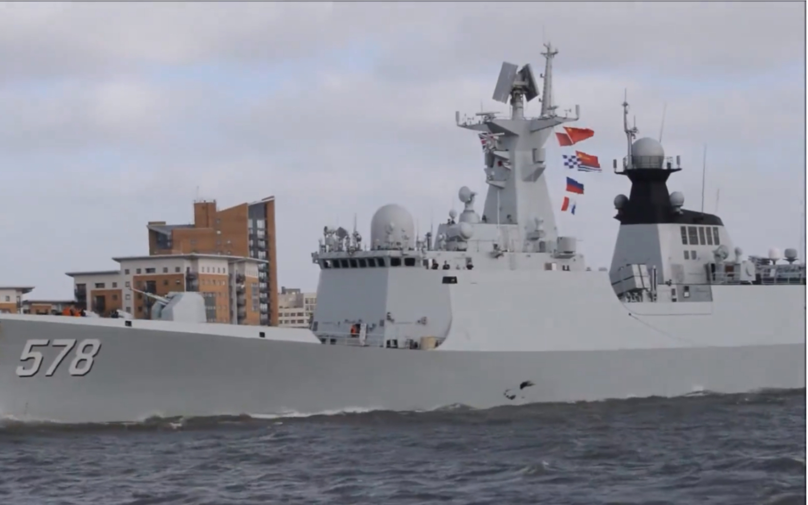 2017年,人民海军"黄冈舰",游弋英国内水,展示中华神盾的威武