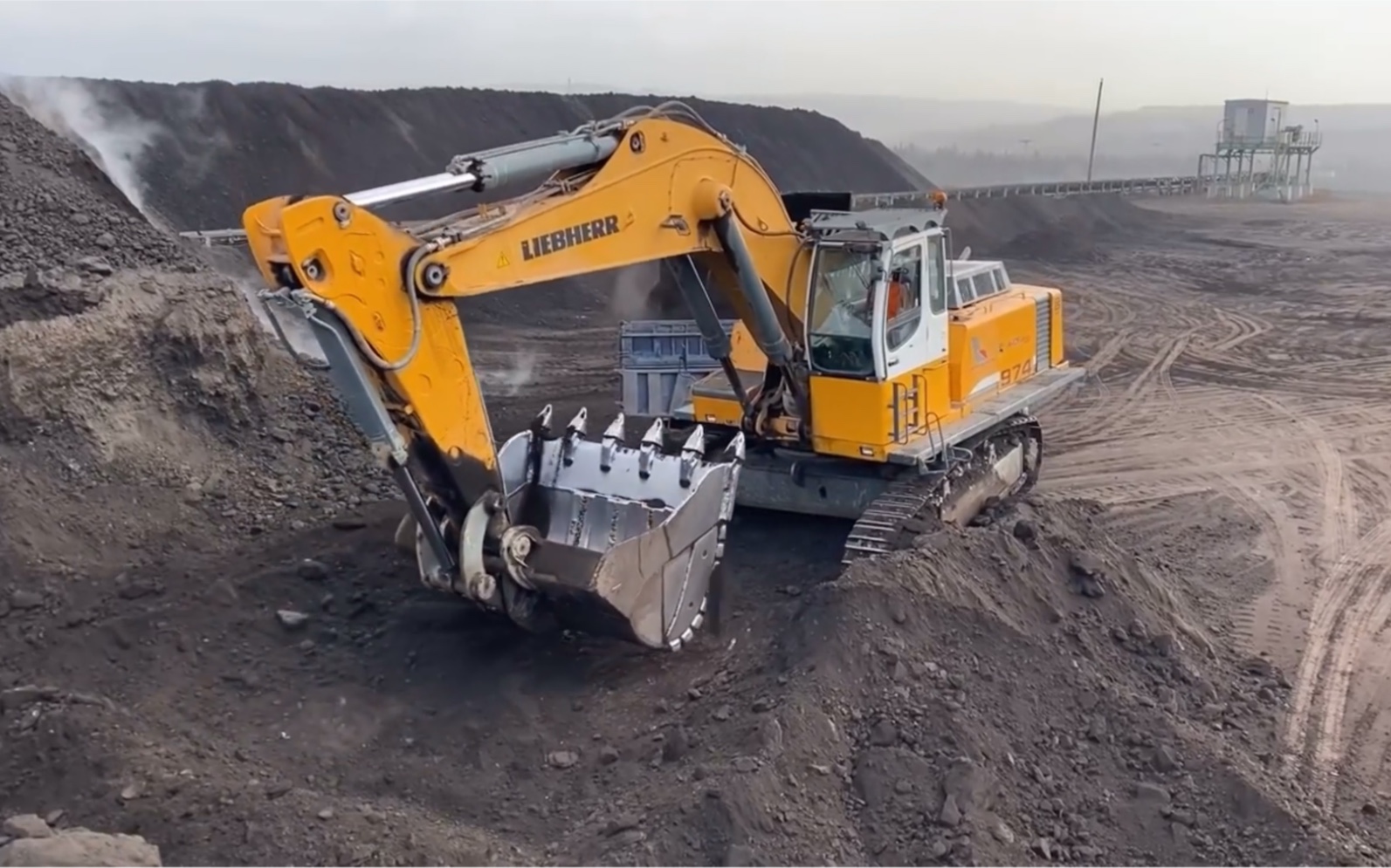 利勃海尔974挖掘机装车!