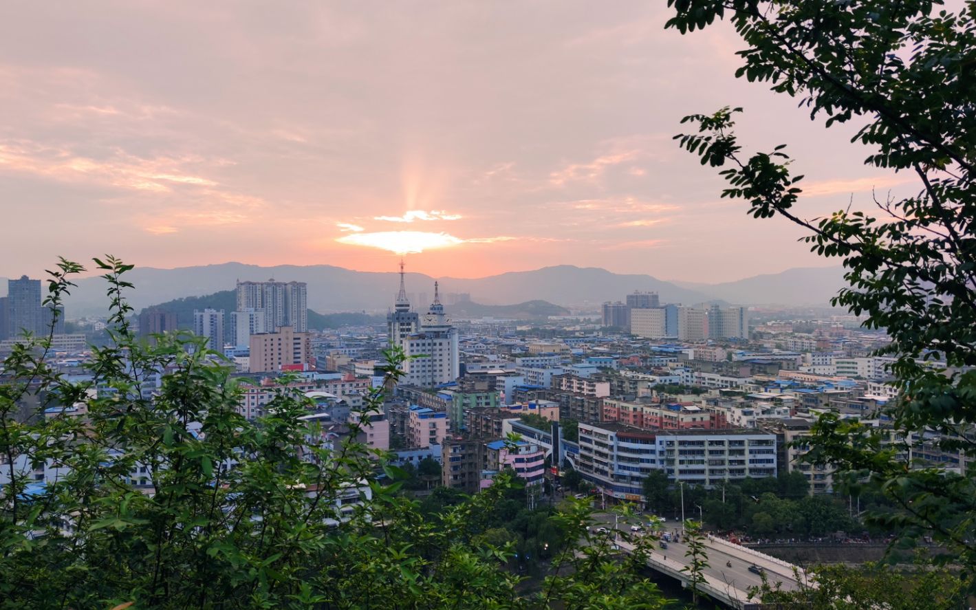 德阳中江魁山公园登山,俯瞰512后重启建设的英雄故里和谐中江