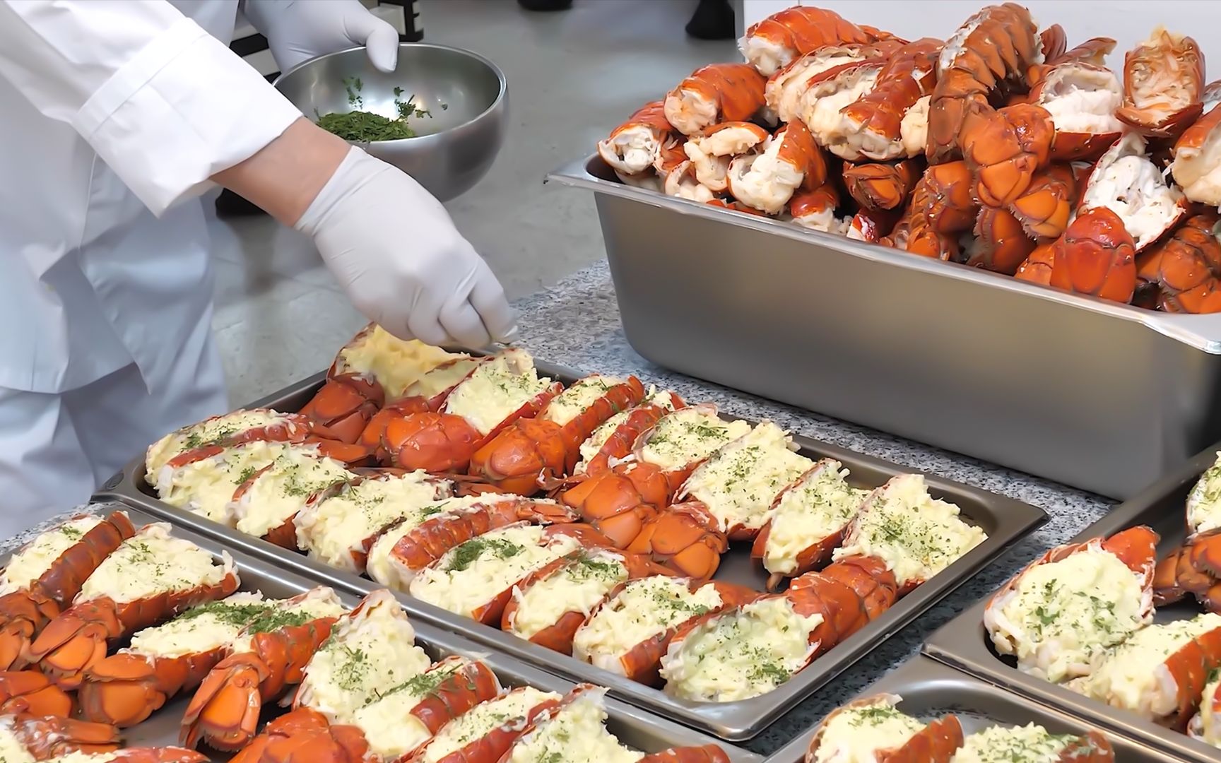 探访韩国贵族学校食堂,餐餐大肉大虾,一顿吃掉我几个月工资