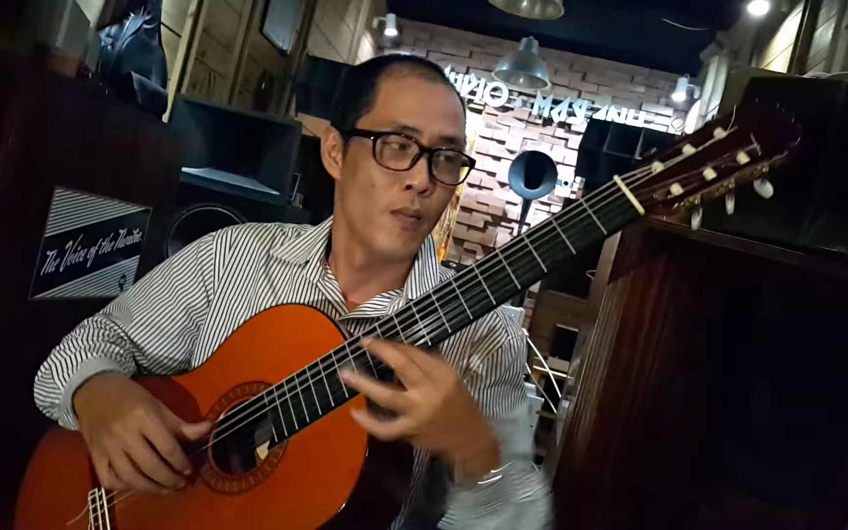 [图]越南歌谣：你好，女孩林红（吉他手：Quang Vinh） Chào em cô gái Lam Hồng ( guitar：Quang Vinh )