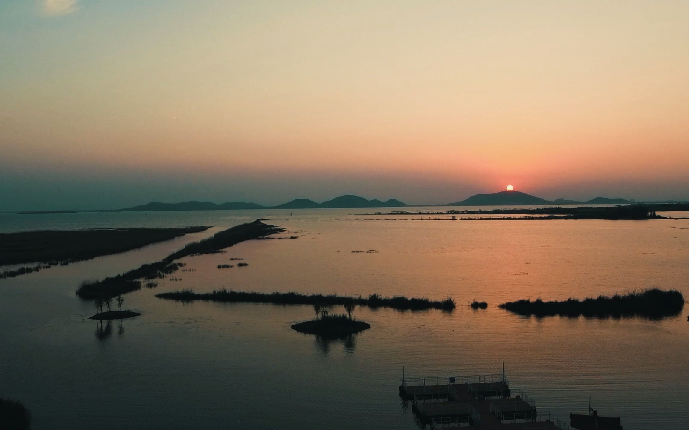 泰安东平湖老湖镇:航拍东平湖游船老湖码头(六合楼)日落_哔哩哔哩