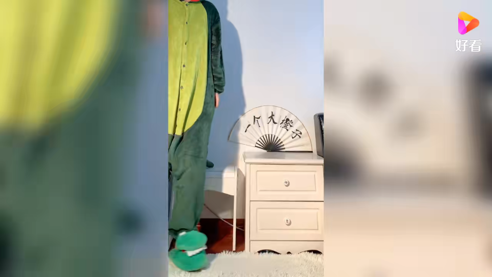 踢腿变装之白丝黑丝