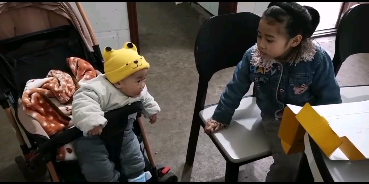 [图]大姐训幼弟