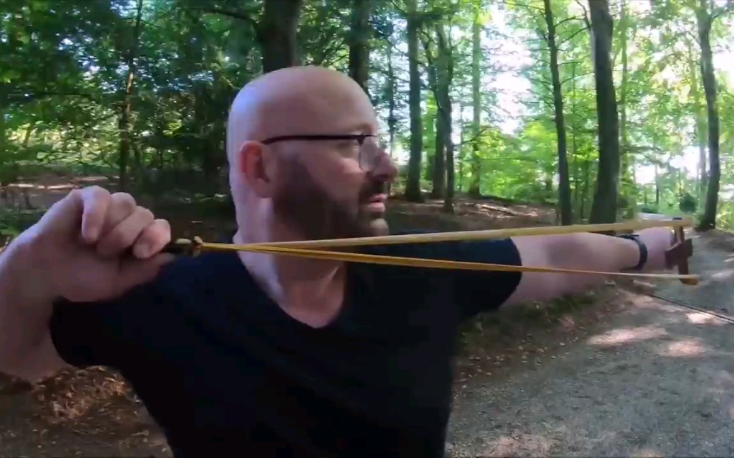 孩提时的爱好德国光头强打弹弓