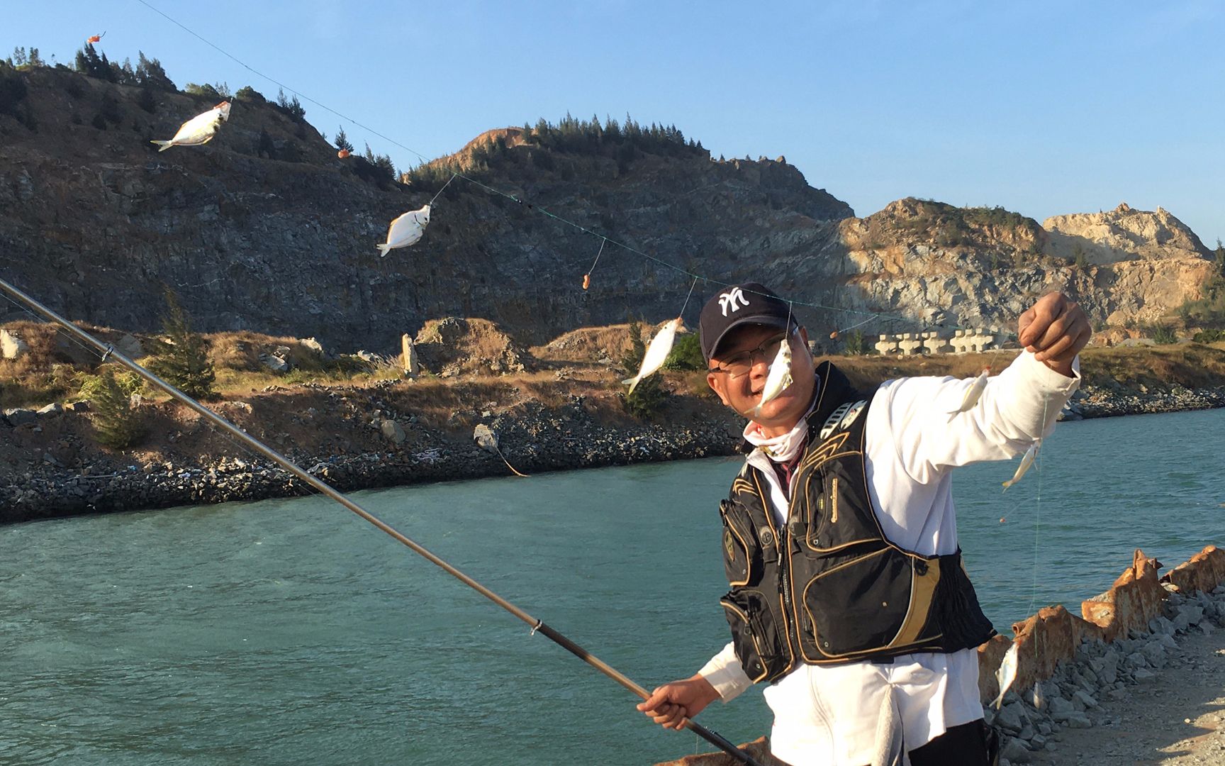 大铁船上钓鱼好货就是多,闲牛不断狂拉上货,收获了好多黄金花鱼