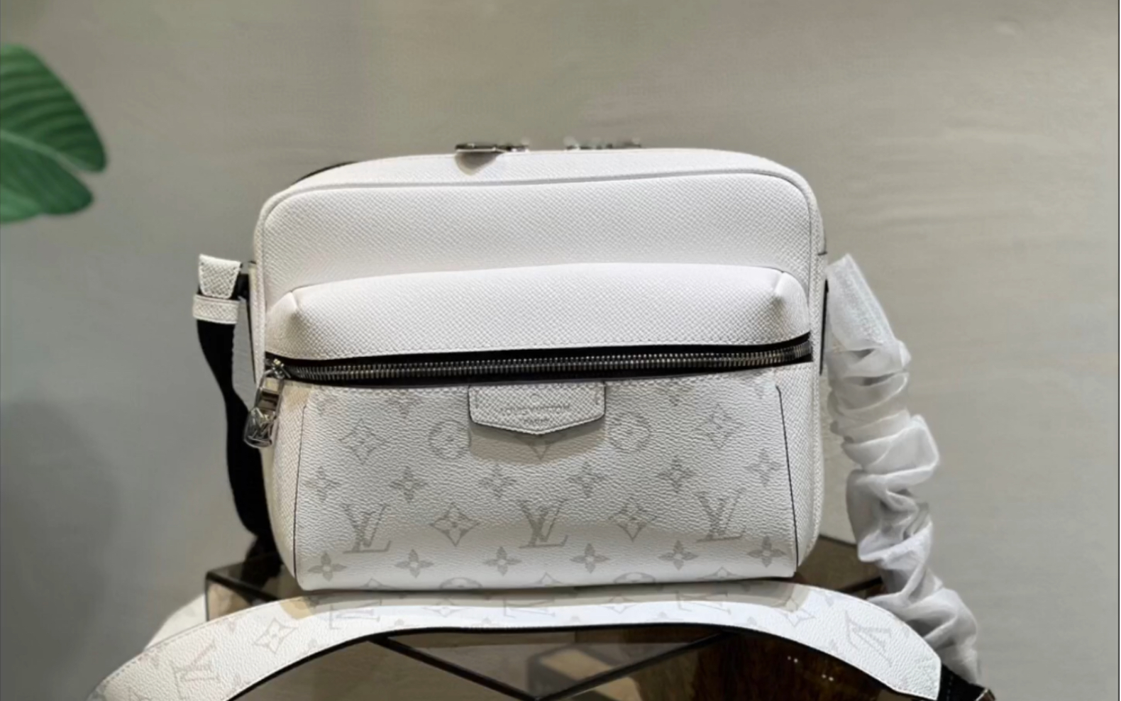 说一下高仿lv路易威登m30873米白色 男士邮差包系列 moutdoor 邮差包