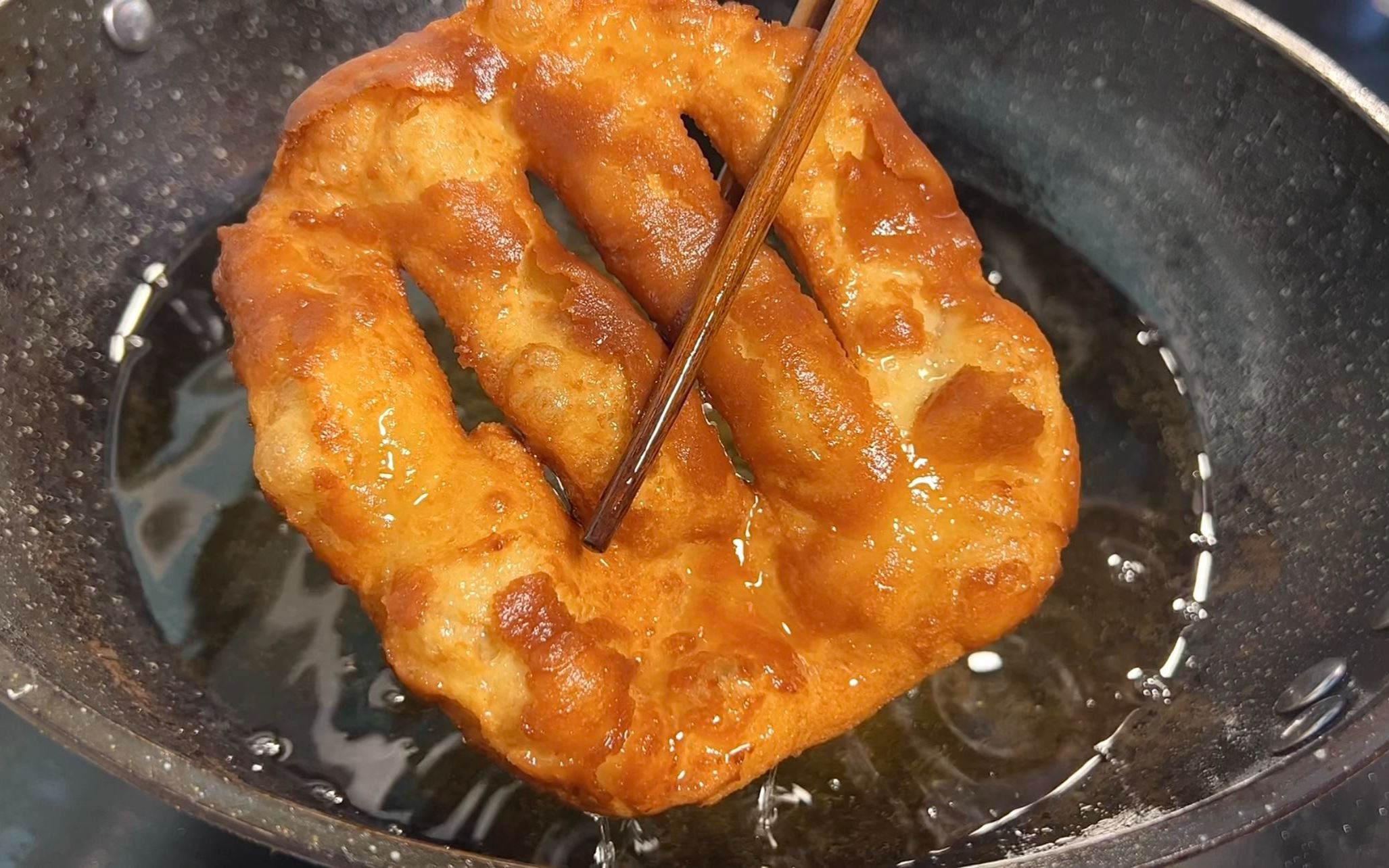 农村大妈教的糖皮果子,外皮香甜酥脆,内里蓬松空心,全家都爱吃