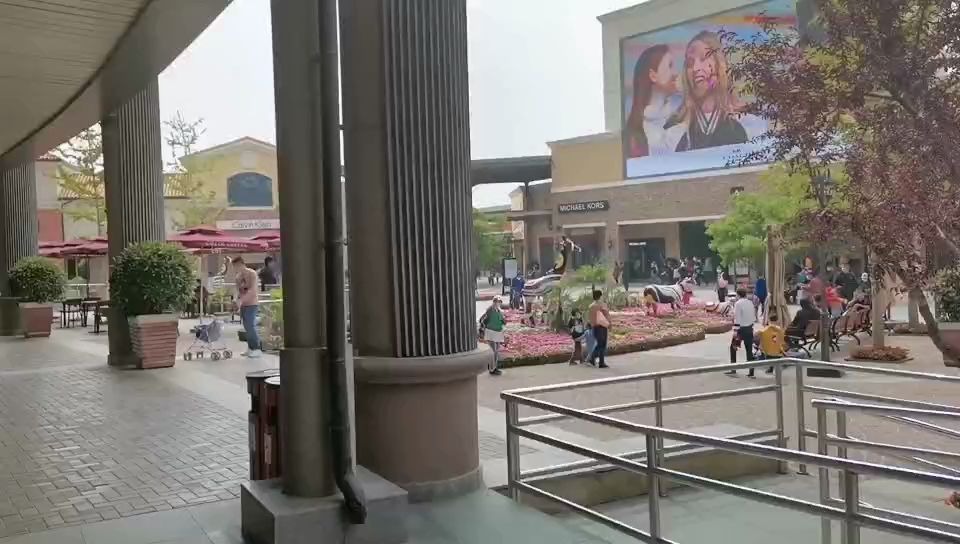 疫情期间的北京八达岭奥特莱斯,周末人还是很多,耐克拿号才能进