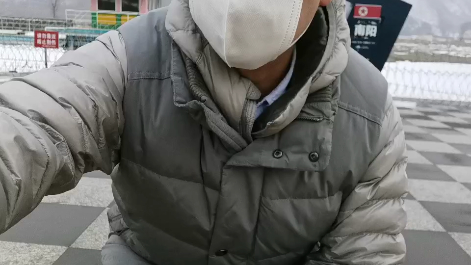 跳的这是啥呀,丢不丢人!还被戴口罩大姐偷窥了