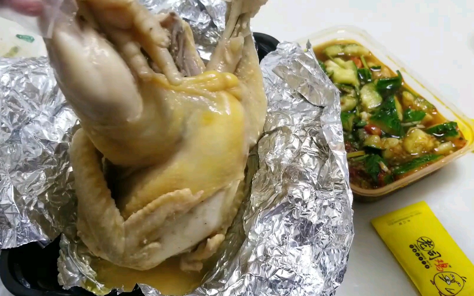 外卖80元一整只"大补蒸鸡",沾点辣椒干碟配上拍黄瓜,味道绝了