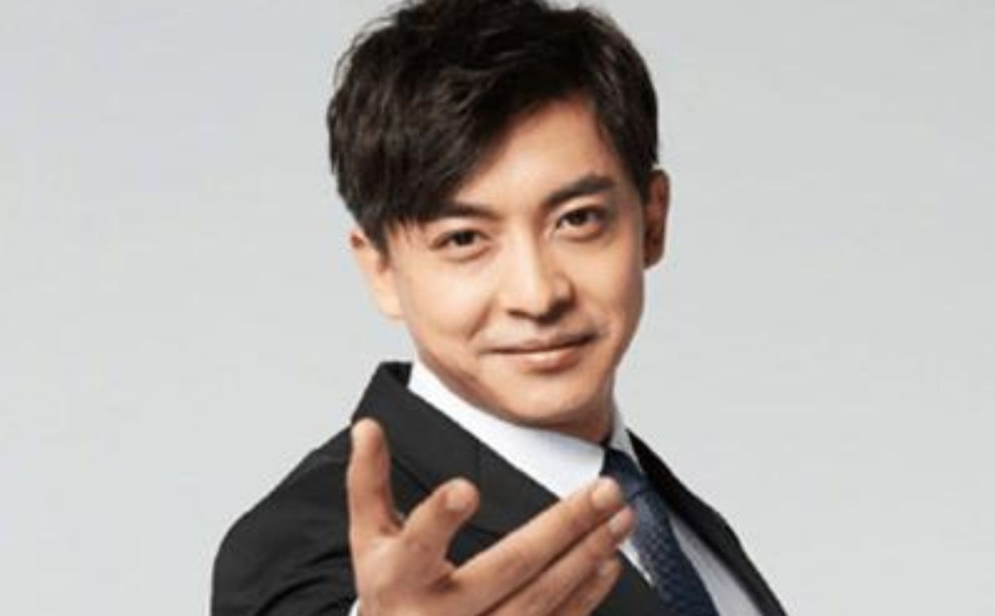 挺身而出救韩雪,怒怼键盘侠,李佳航不愧是爱情公寓最有种的男人