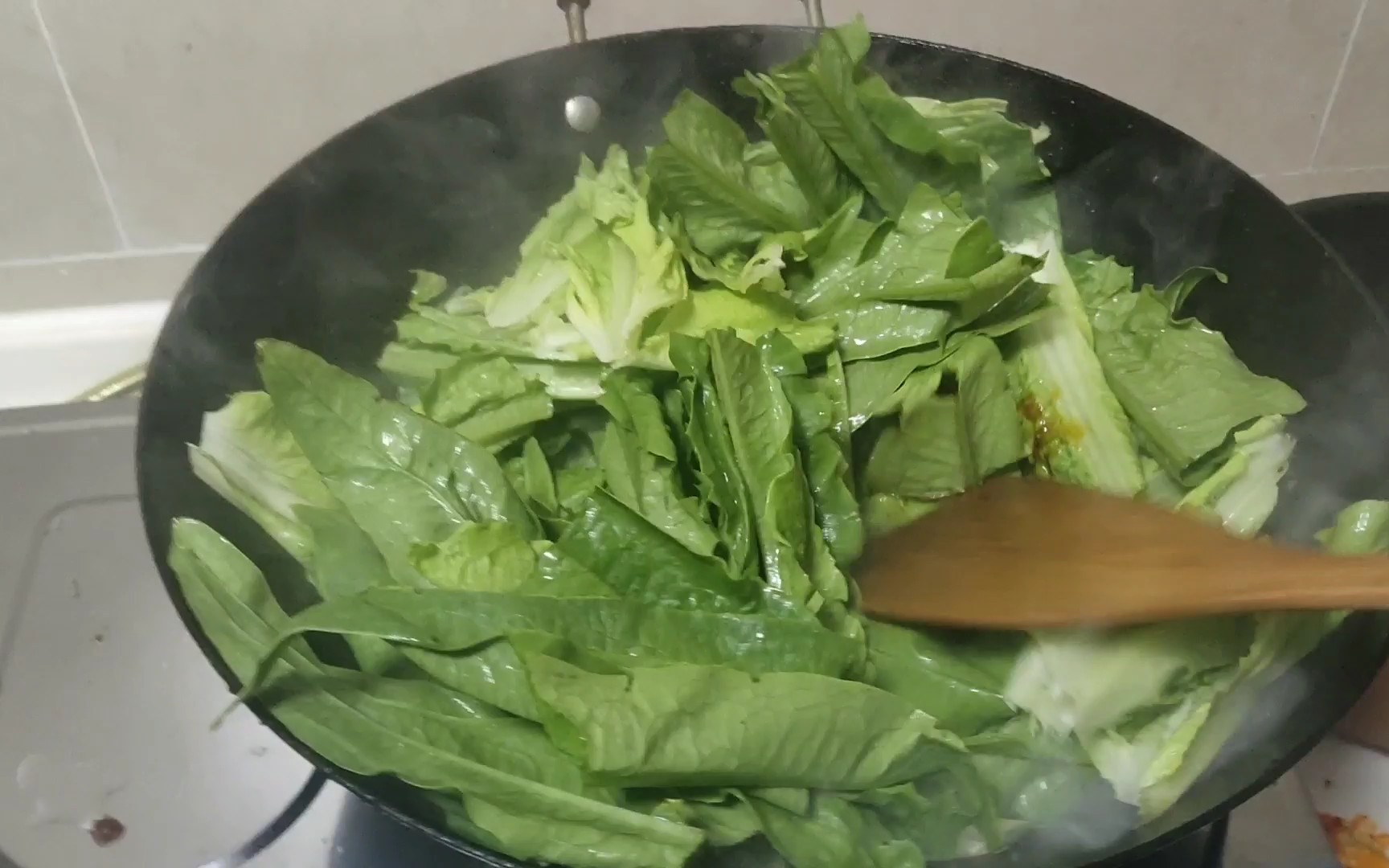 今天的饭:郫县豆瓣酱爆炒油麦菜配鸡蛋哔哩哔哩bilibili