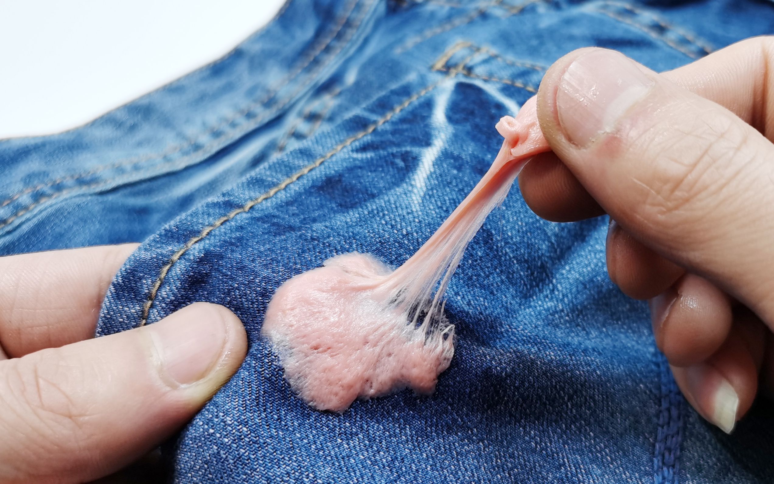 口香糖粘衣服裤子上别直接抠,用这一招,轻松快速去除,很实用_哔哩哔哩