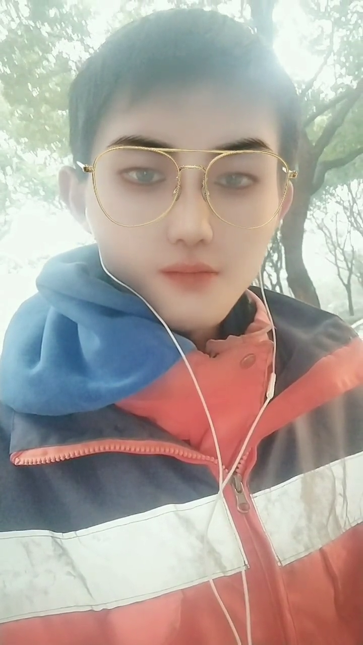 歌手王峰戴耳机唱王峰老师红唇