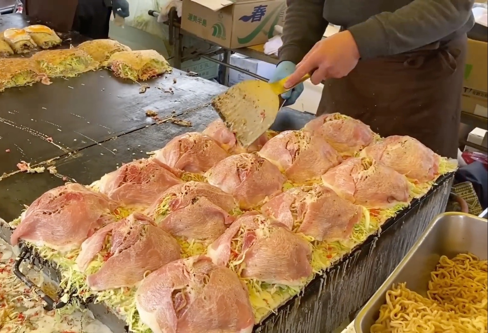 【日本街头美食】很好吃的广岛烧摊子