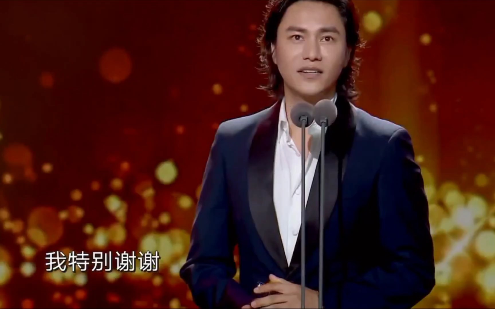 行走的盛世美颜陈坤美女环绕!