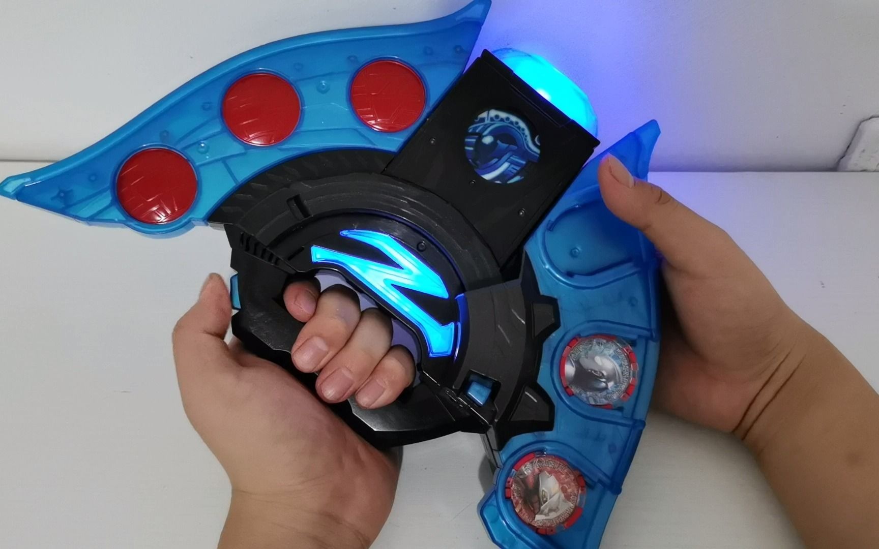 我直接在家里变身雷杰多奥特曼!