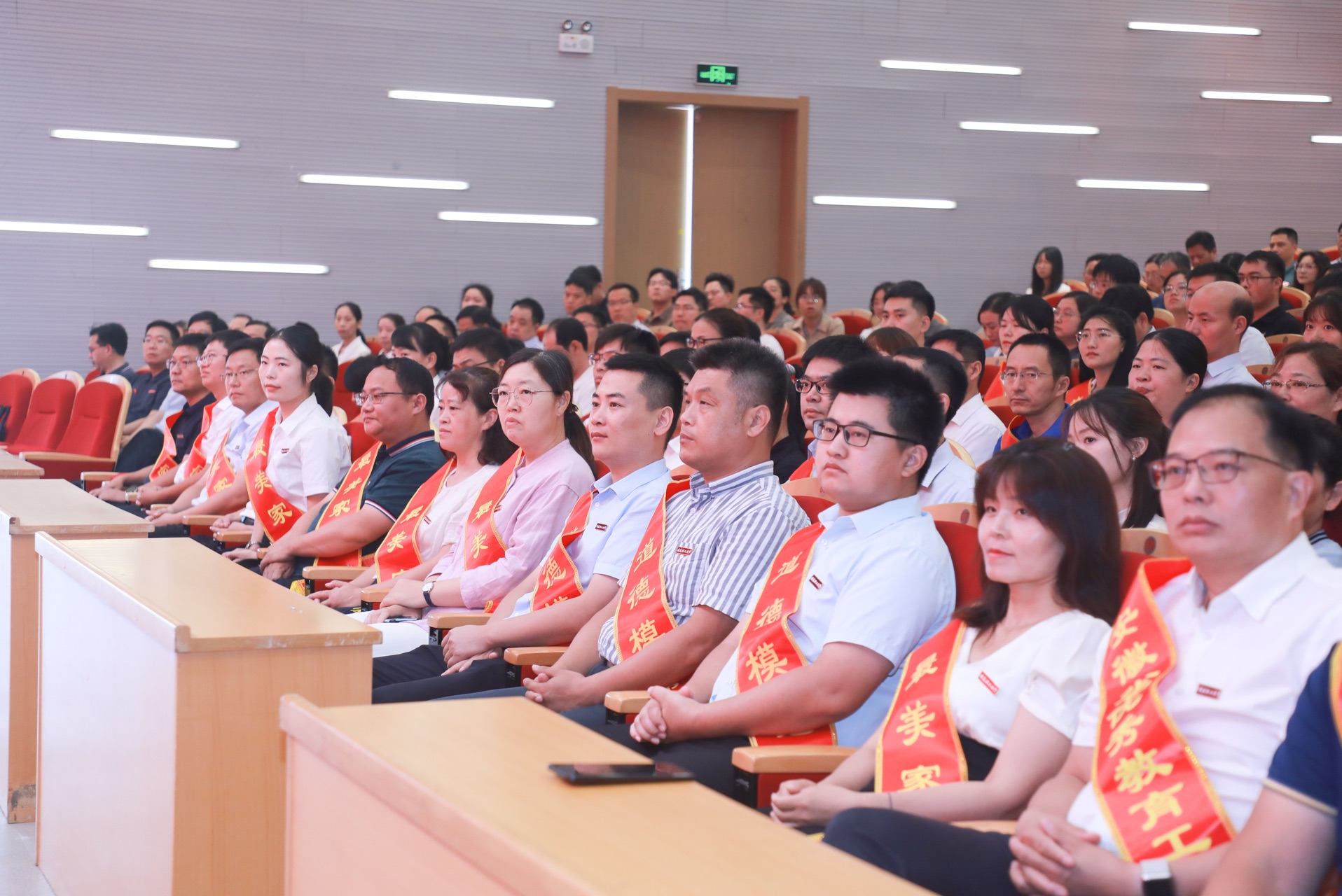 【安徽理工大学】9月10日上午,学校在舜耕会堂隆重庆祝第40个教师节,表彰先进集体和先进个人哔哩哔哩bilibili