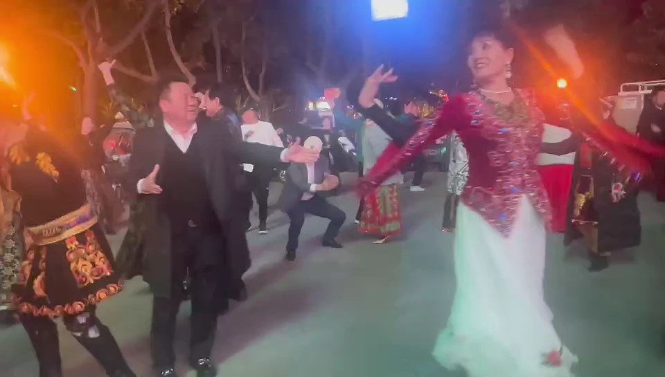 西安北门心连心张会长与银川美女火凤凰嗨跳新疆舞买西来甫