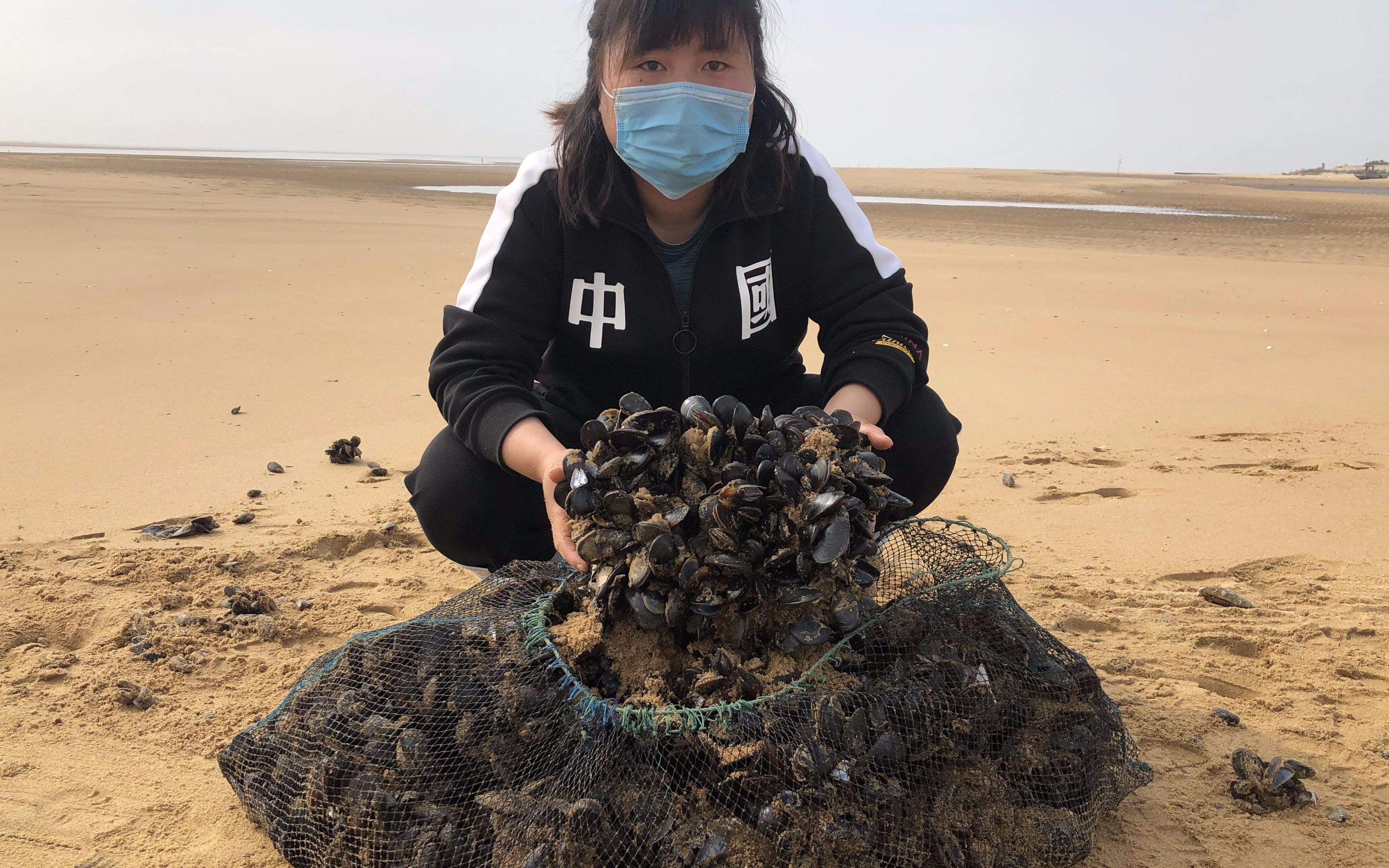 小倪赶海从未见到这多海虹,一大堆100多斤,桶装不了只能用网兜