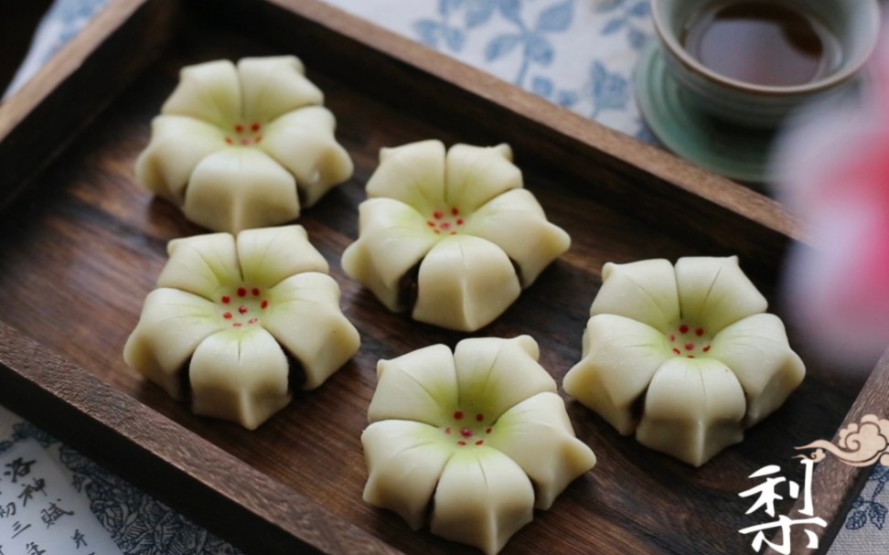 海棠未雨,梨花落雪,一半春休.国潮酥点:梨花酥