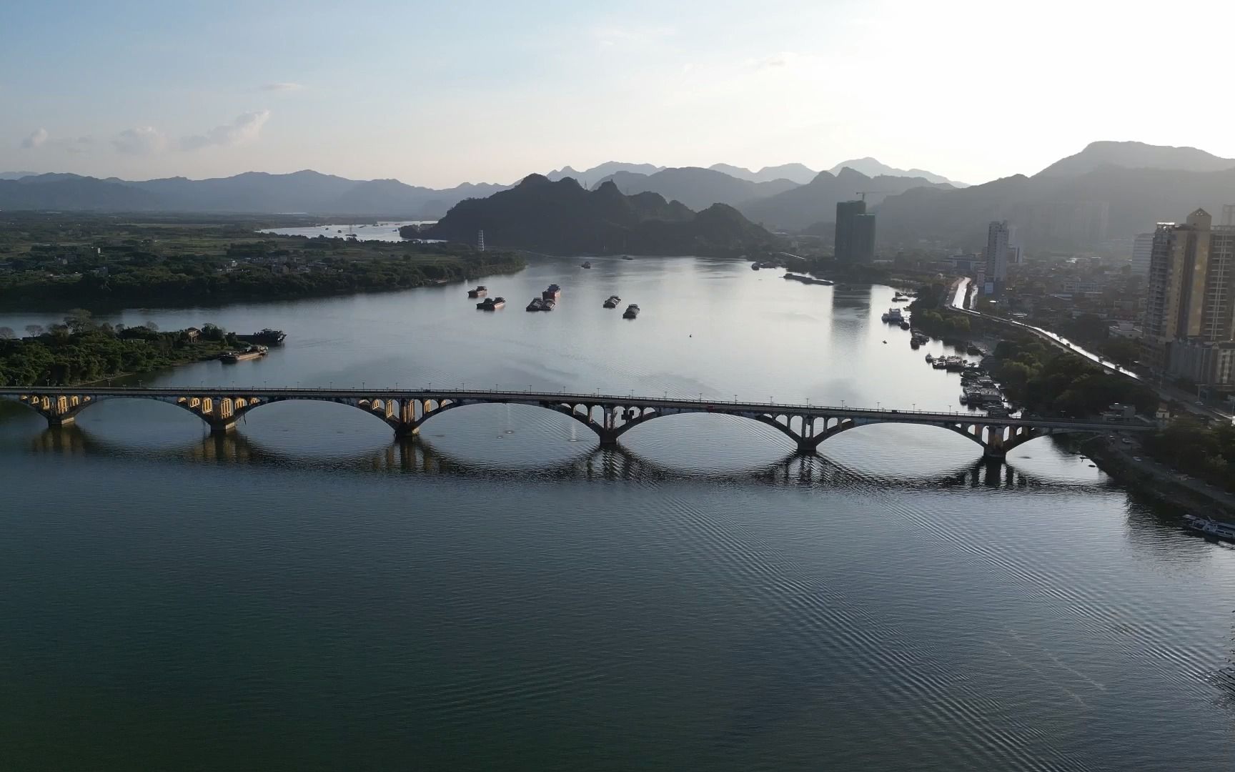 [图]顺江而下 天高水清 山水相映-沿江飞行 故郷の原風景 (故乡的原风景)