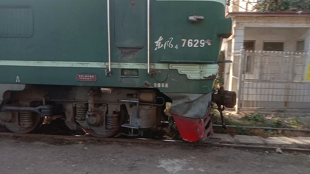 平舞线内燃机车df4b(7629)牵引混编货列通过柏楼道口,发往平东站方向.