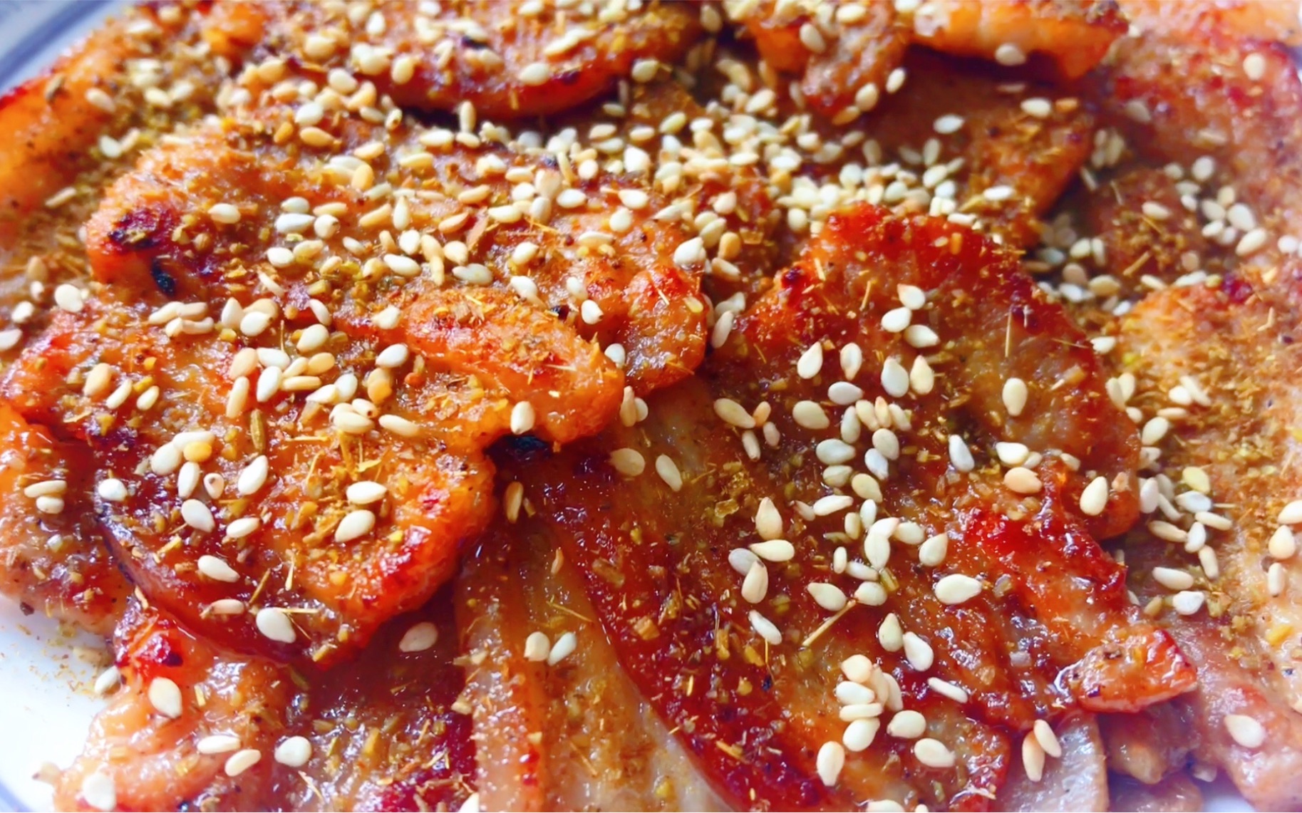 煎一盘孜然五花肉,用生菜包着吃