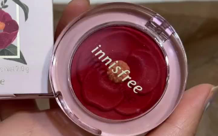 innisfree出的"小红花"联名,新年送你一朵红色山茶花!腮红