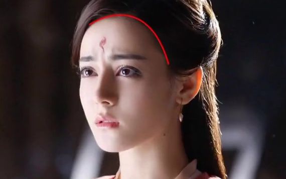 迪丽热巴三:和热巴一样额头方五官大的妹子,可以参考她的造型_哔哩