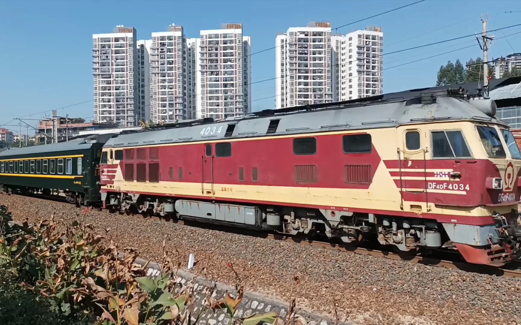 【南环线】沿海公司df4df4034牵引57065次通勤车去吴圩方向