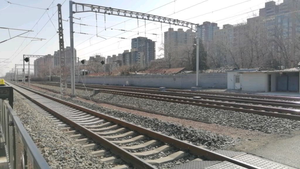 t298次列车水南庄道口通过