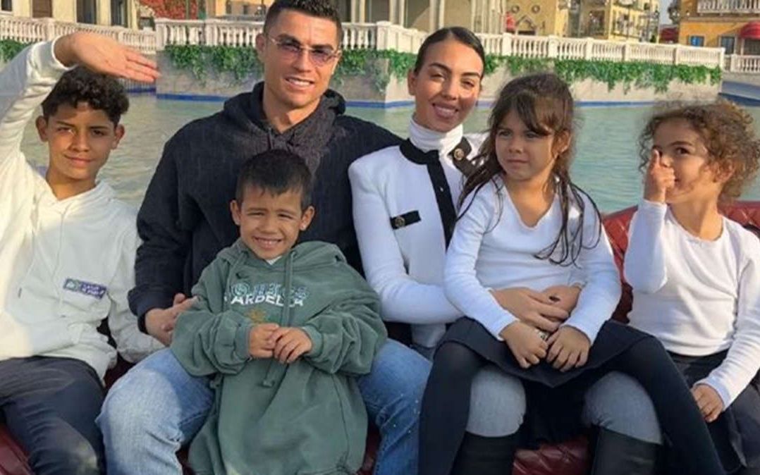 c罗全家利雅得出游,乔治娜与孩子一起坐旋转木马,满满少女心