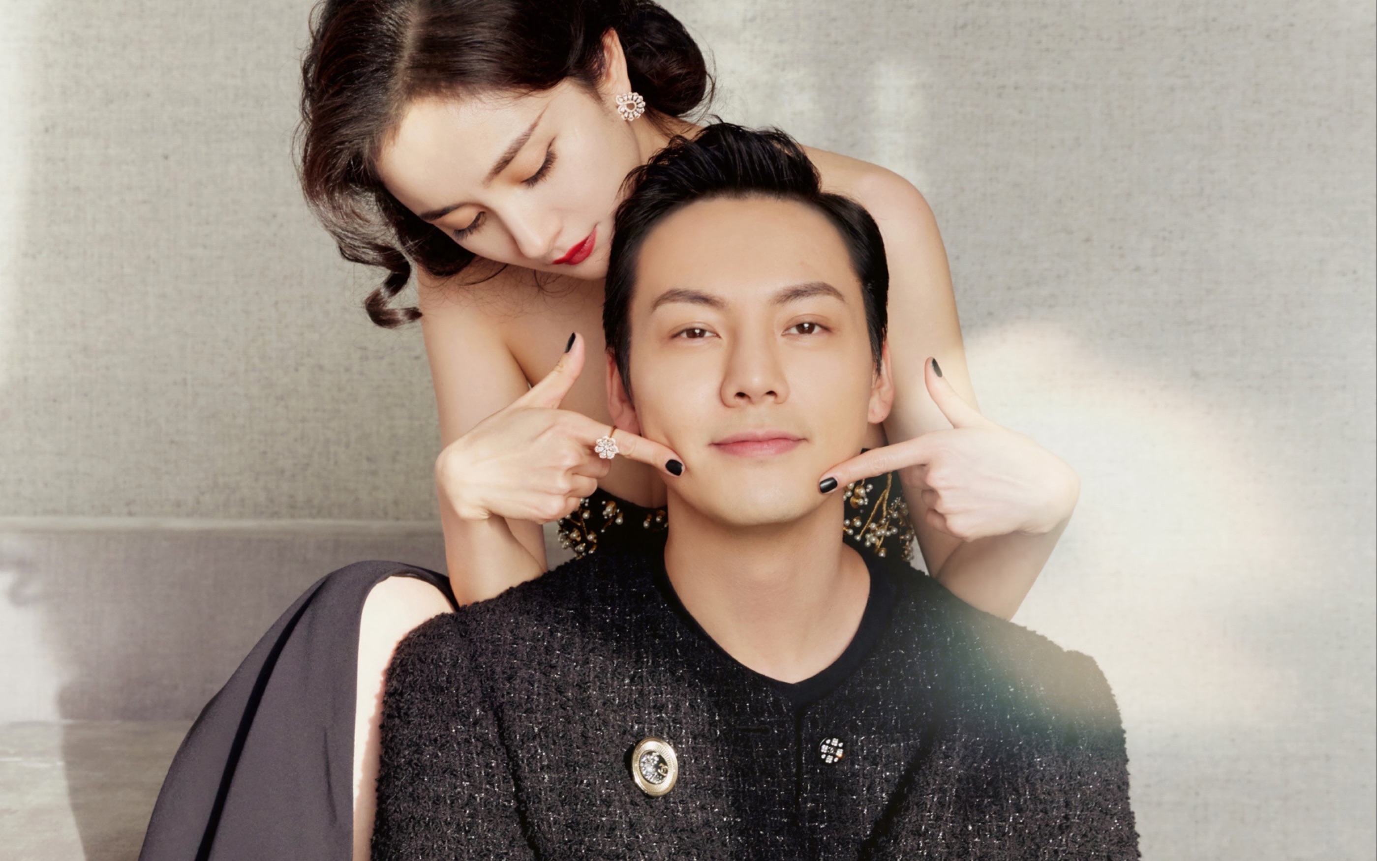 陈伟霆杨幂花式比心,斛珠夫人剧组芭莎慈善夜红毯后续