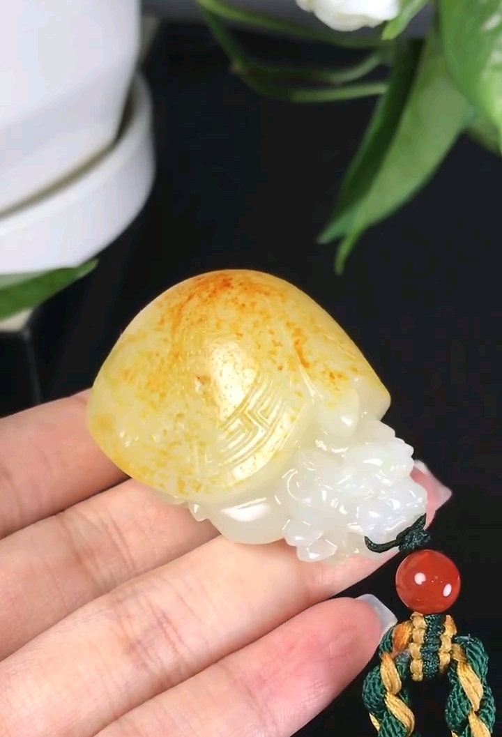 籽料龙龟手把件:玉质与工艺的完美结合