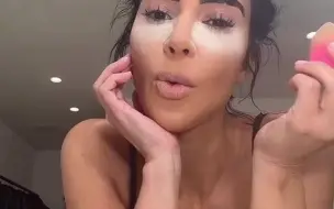 Video herunterladen: 金卡戴珊用妹妹Kylie Jenner的美妆离谱化妆，姐是懂搞笑女的