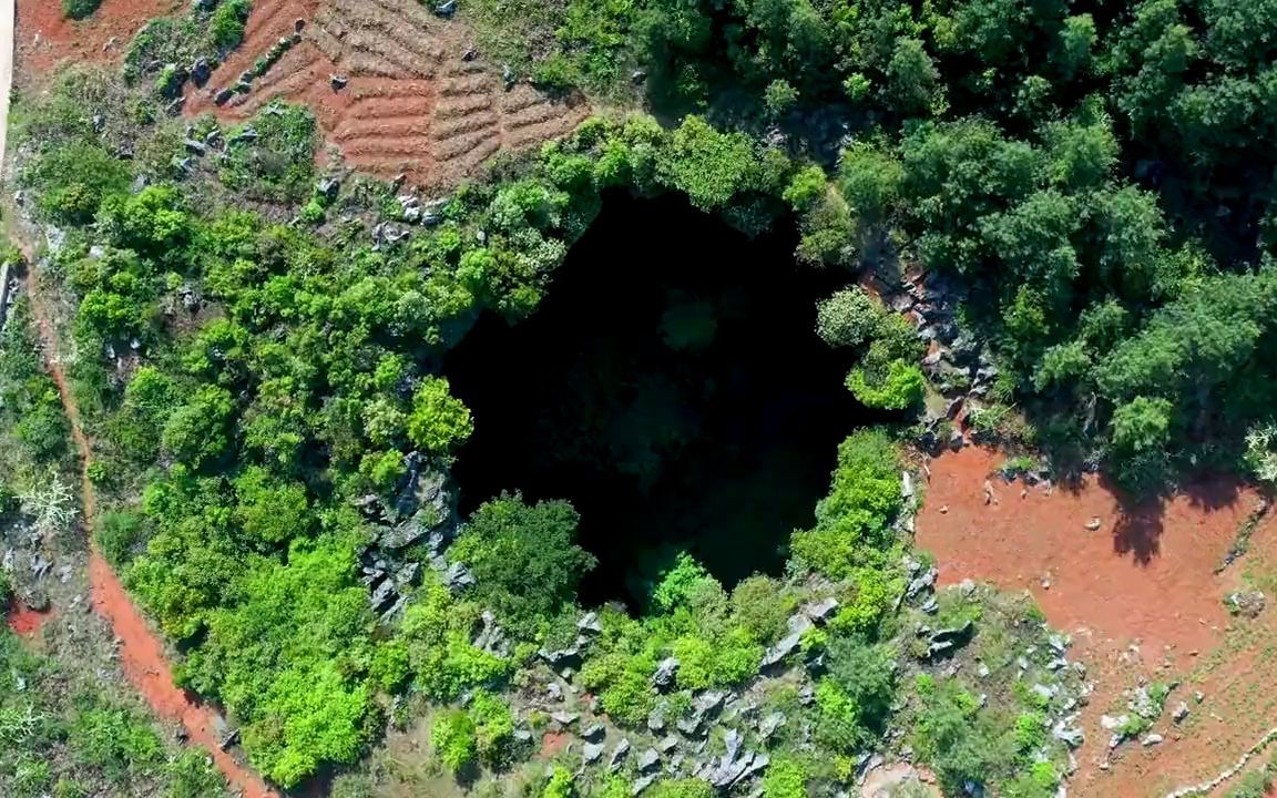 貴州大山發現一天坑,無人機拍到底部十分寬大,下面到底有什麼