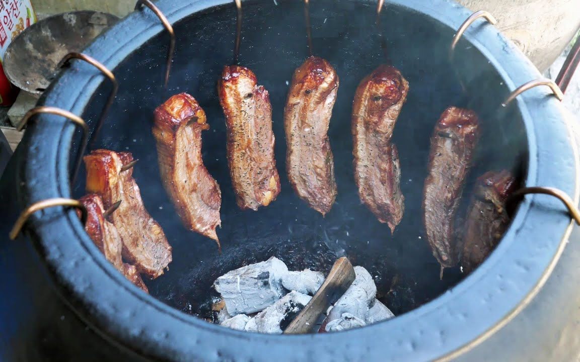 韩国人用坛子烤肉挂了一圈熏到八分熟就吃滋滋冒油巨诱人