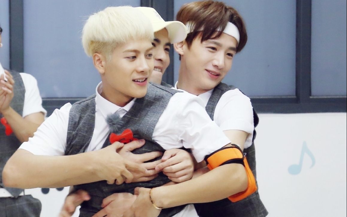 王嘉尔的塑料普通话:睡衣造型被王凯损,直呼:"难闻"的夜晚!