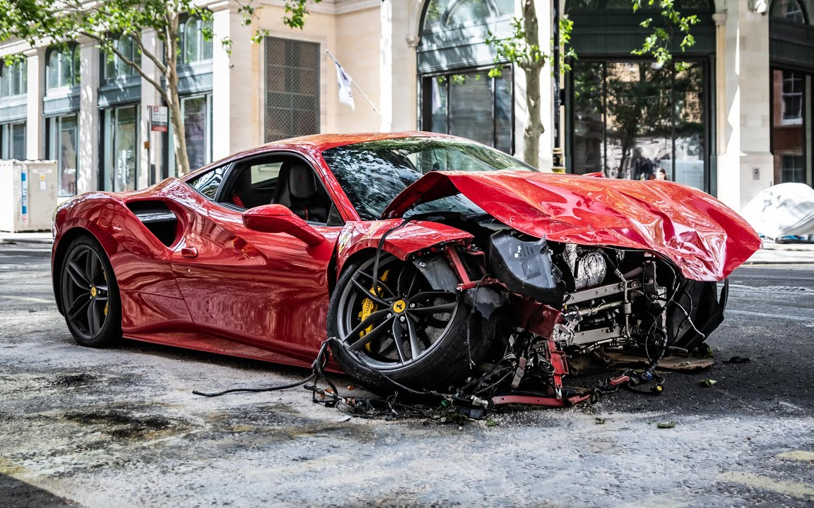 法拉利488在伦敦街头撞毁!