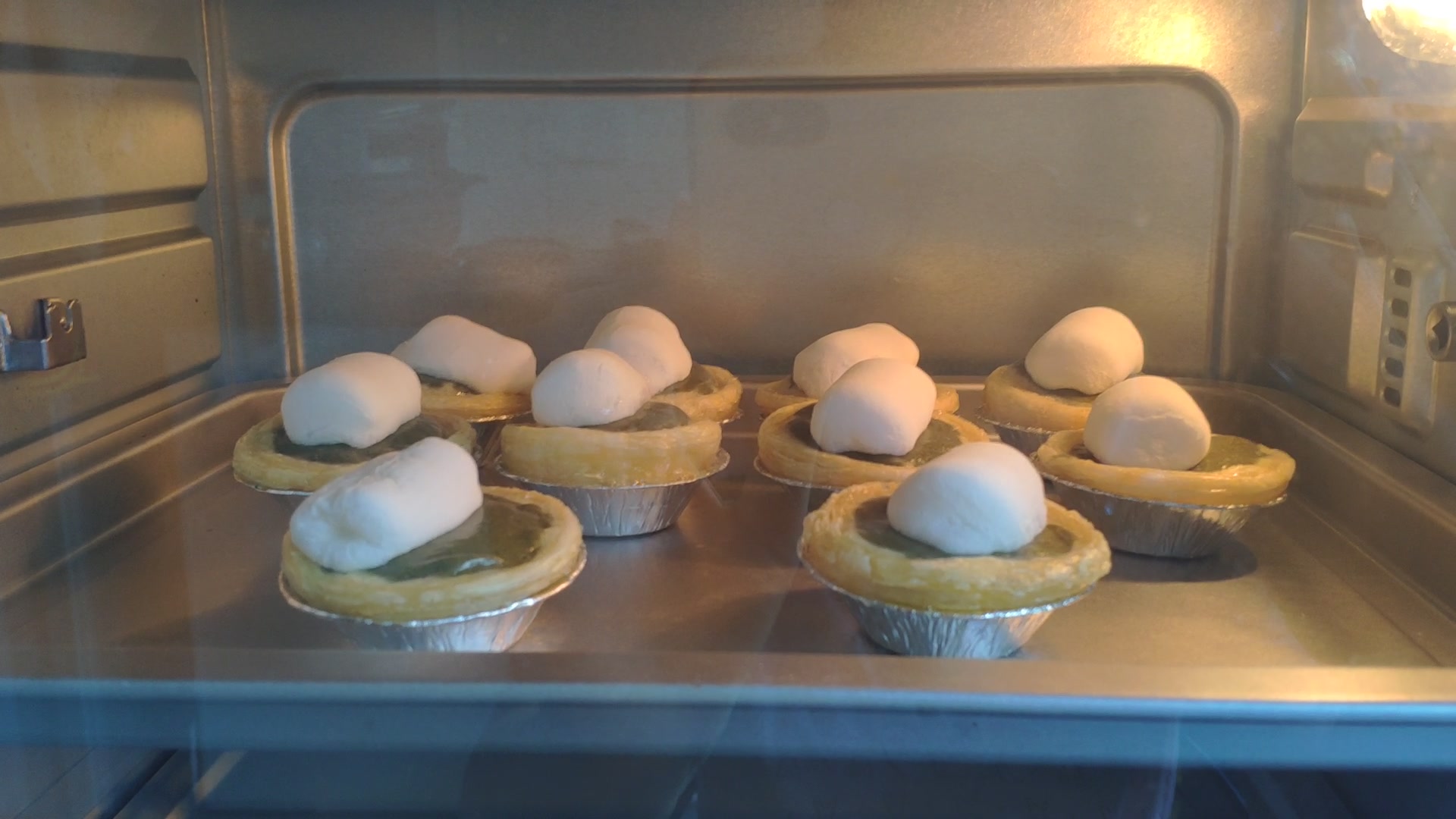 烤箱中的棉花糖蛋挞好治愈