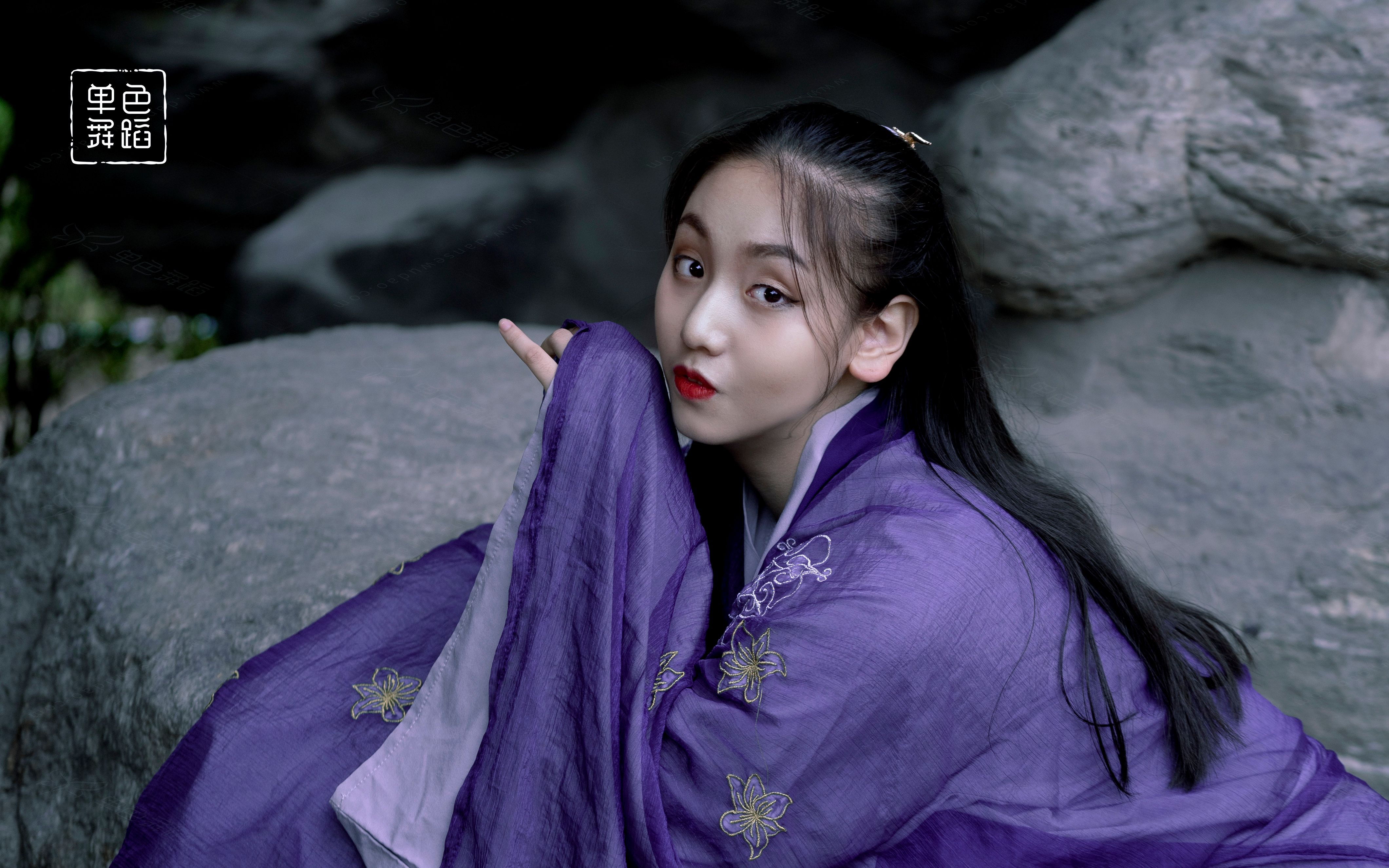 单色舞蹈汉服妹子古典舞相思红豆生南国春来发几枝愿君多采撷此物最