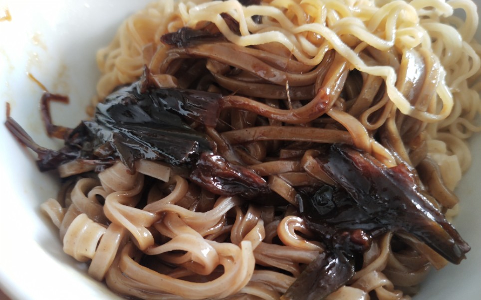 【葱油拌面】【强推】超级好吃,酱油生抽盐糖适量调汁.